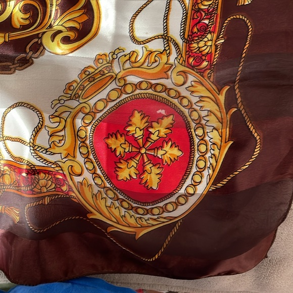 Beautiful Set of 3 Polyester Scarfs and 1 Silk Scarf. - Picture 16 of 16